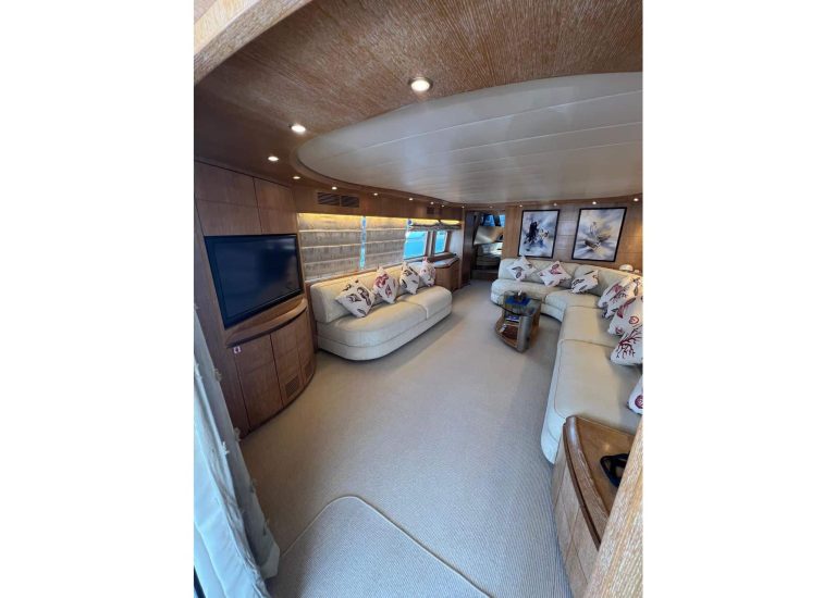 Maiora 23 S motor yacht deck