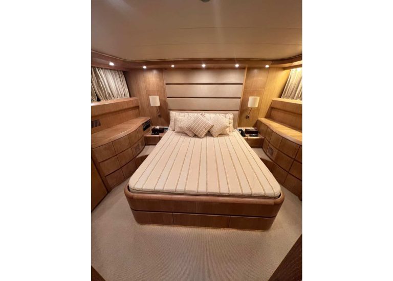 Maiora 23 S motor yacht view