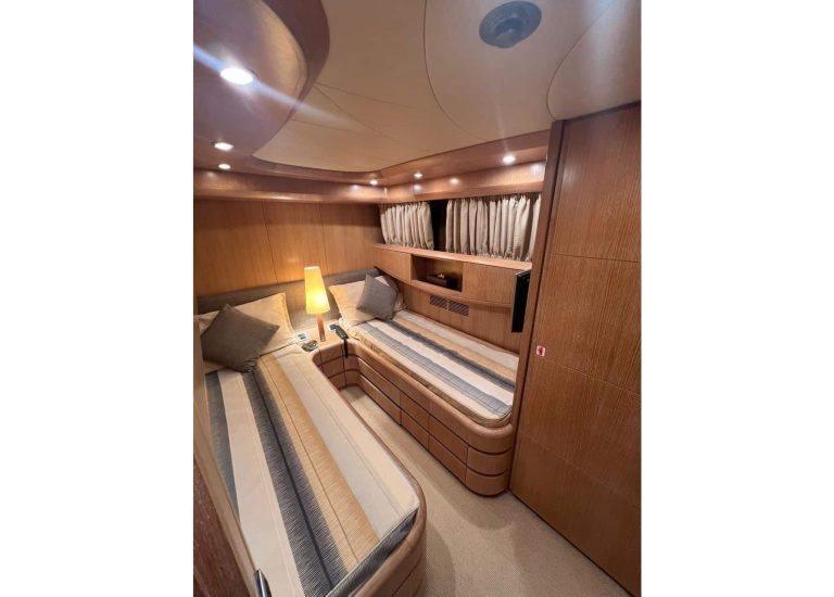 Maiora 23 S motor yacht interior