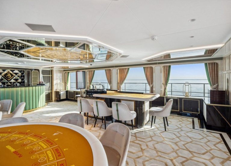 Benetti 50M Bombay stern