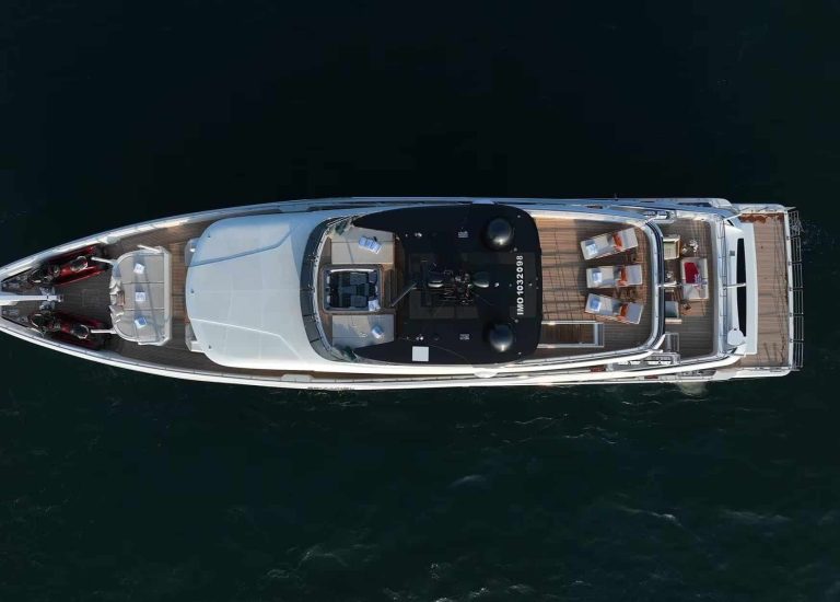 Majesty 120 Geulunel at anchor